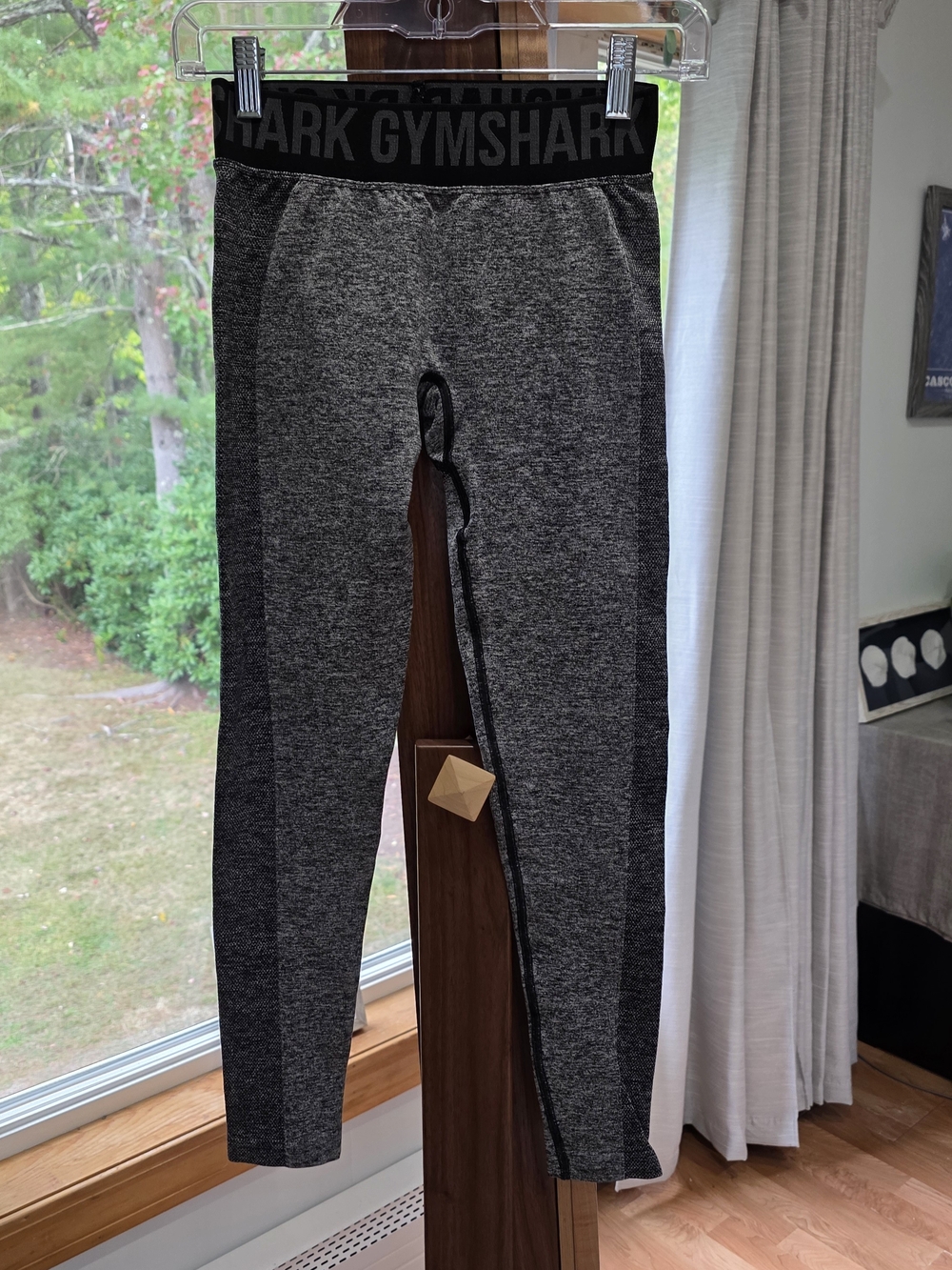 Gymshark Seamless High-Waisted Leggings – Charcoal Gray
Stylish